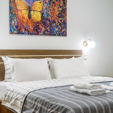 Urban Luxury On A Quiet Street In The Center Of Athens Apartamento Exterior foto